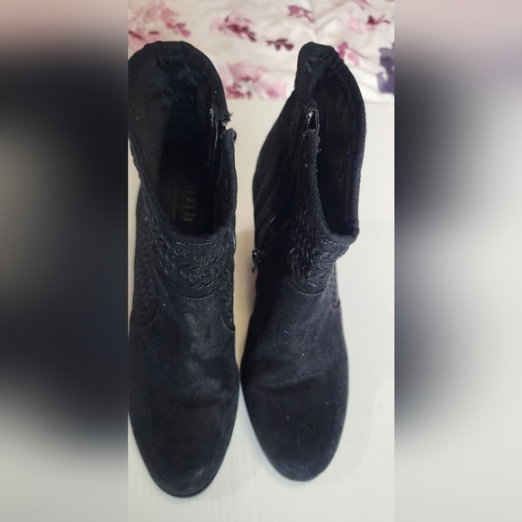 Sleek Black Heeled Boots with Textured Design - Picture 2 of 9